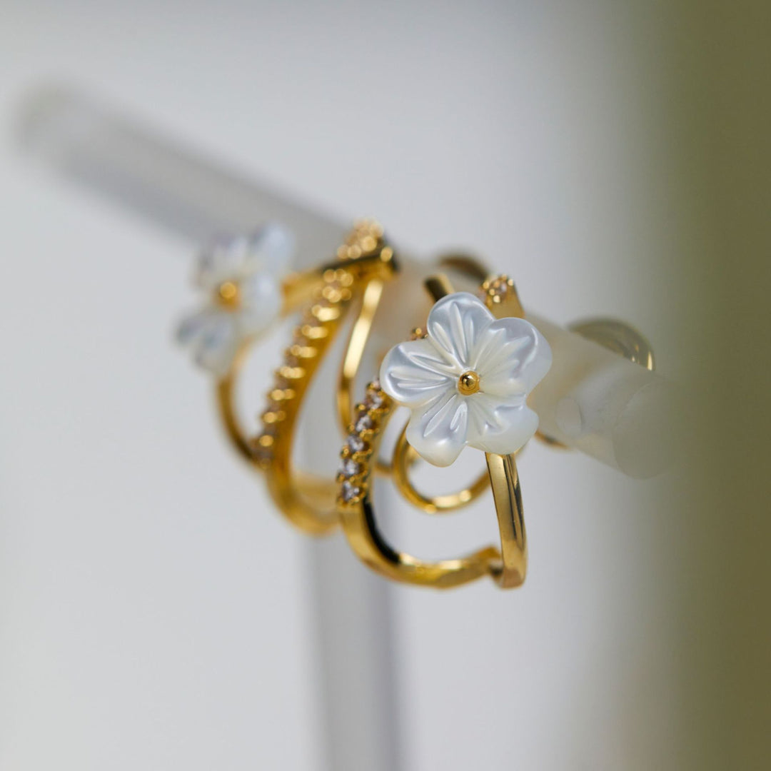 Kleine weiße Blumenmücke Spulenschalenstift Ohrringe