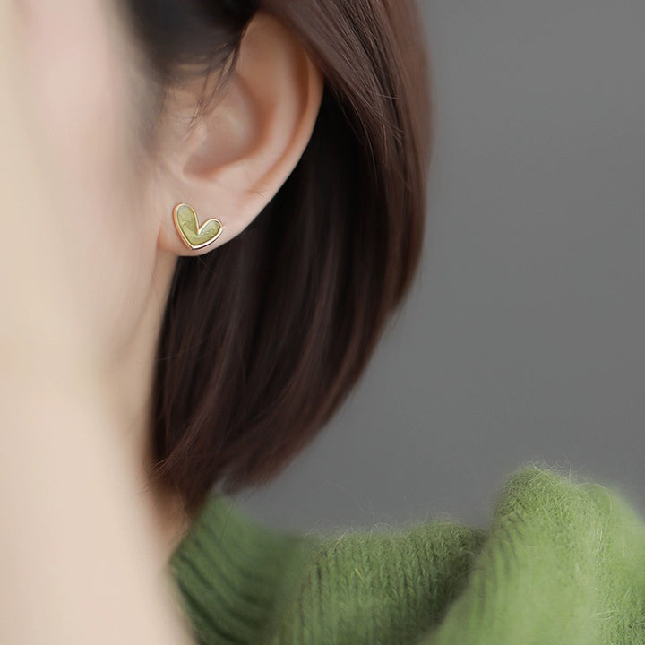 女性の小さな緑の耳のスタッドは絶妙です