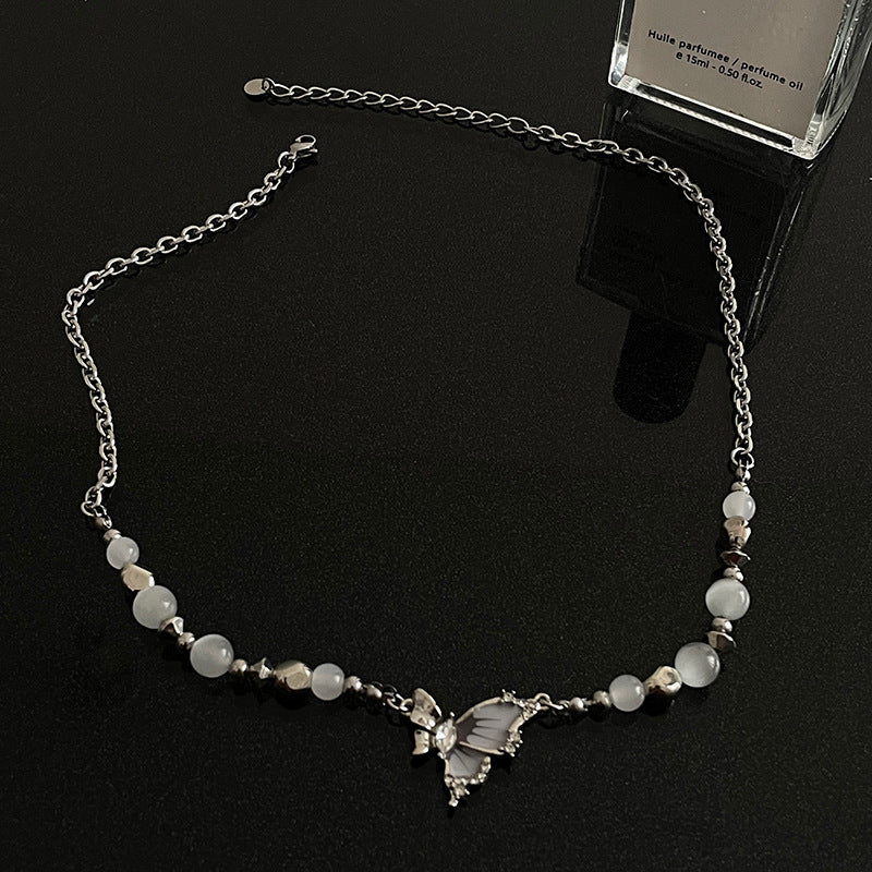 Couper de papillon gris collier d'opale