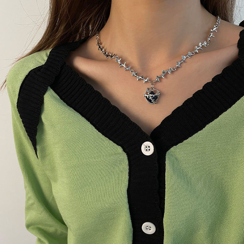 Spesiell interesse Design Blue Thorns Heart Necklace