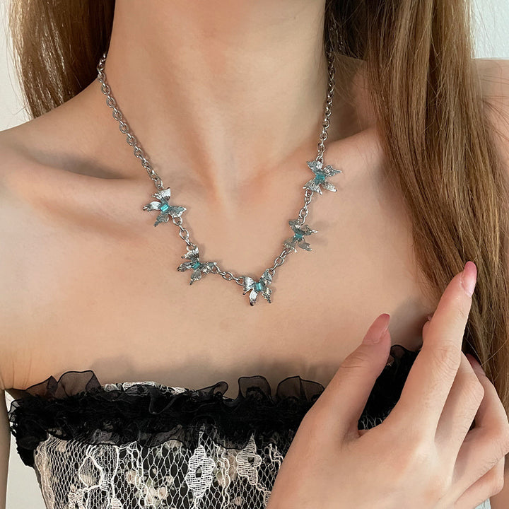 Különleges kamatozású kék gyémánt pillangó nyaklánc