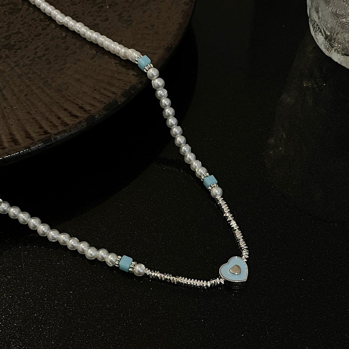 Синьо любящо сърце зашиване на малки парчета сребърна перлена колие