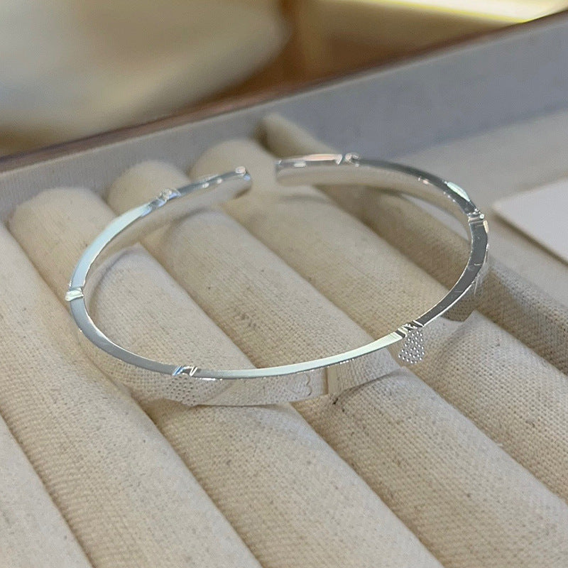 De hartvormige sterling zilveren armband voor vrouwen soepel opening