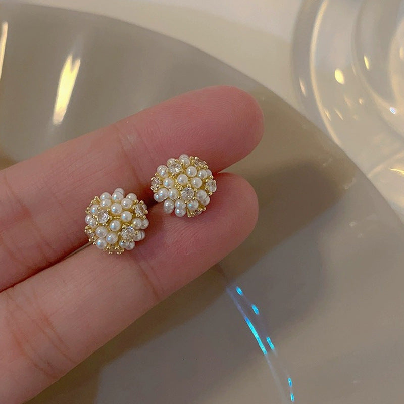 Petites boucles d'oreilles de goujon de perle de zircon et exquises