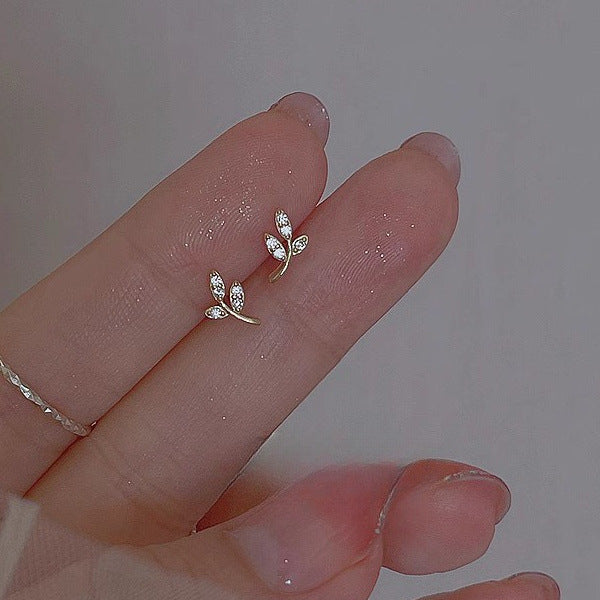 Pendientes de tachuelas mini rama de oliva de diamantes de imitación