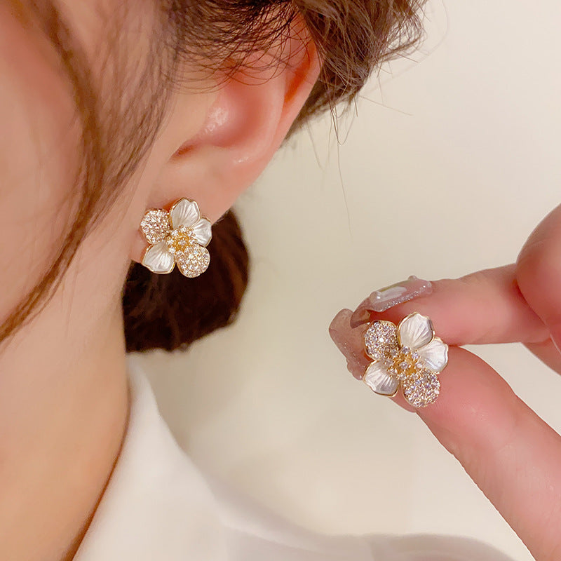 Zoete micro-ingelegde bloemenstop oorbellen voor vrouwen Sterling Silver Needle Special Interest Design