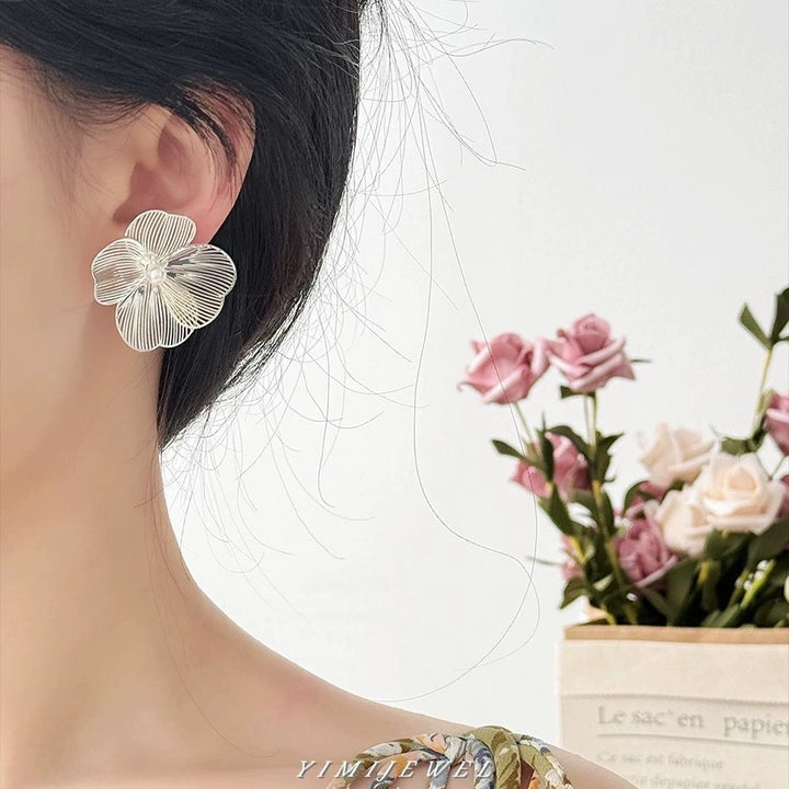 Clip de orejas de flores grandes de plata exagerada para mujeres