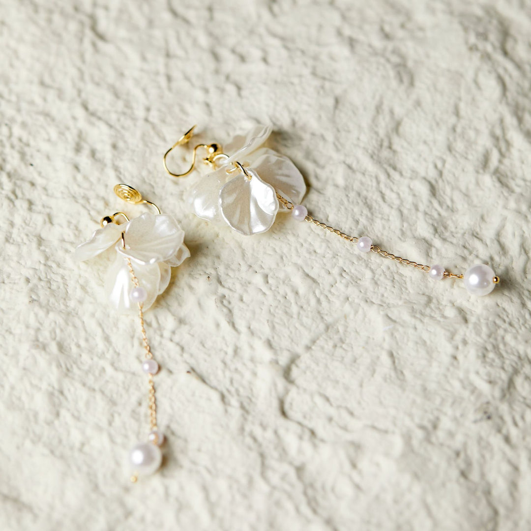 Wit bloembladen lange kwast rond gezicht vrouwelijke stud oorbellen
