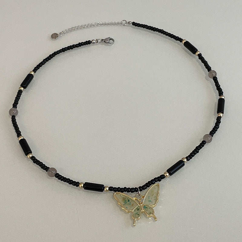 Collier de pendentif de papillon en perles noires