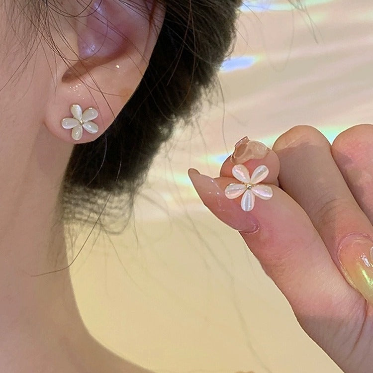 Piccoli orecchini a perno di fiori opali in modo semplice