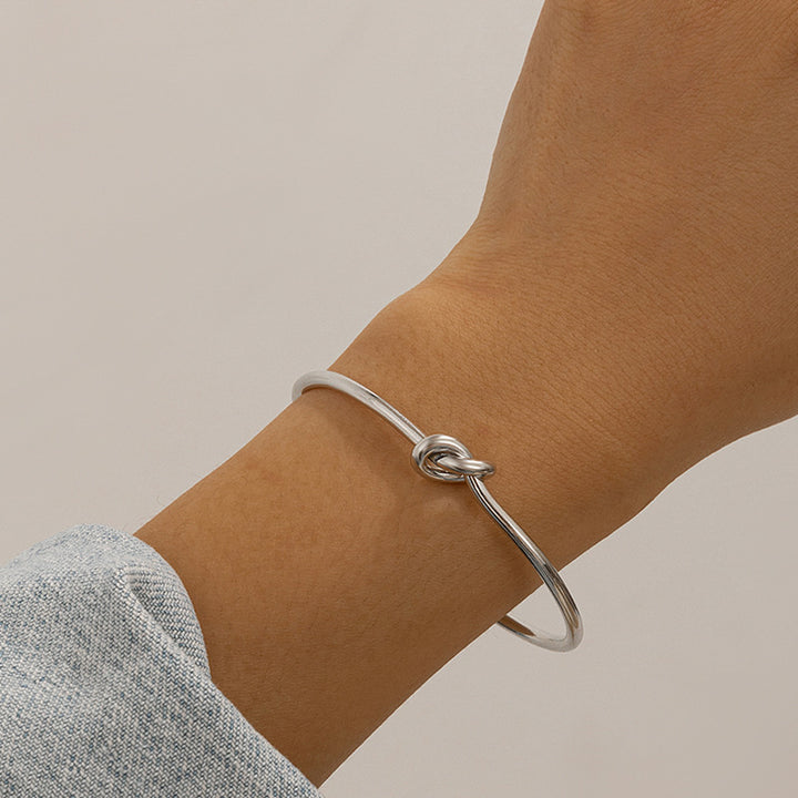 Ontwerp dubbele laag holle knoop open bracelet vrouwen