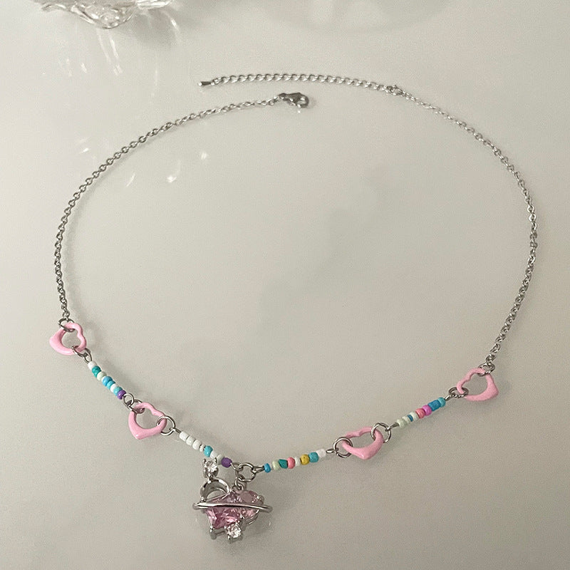 Collar de corazón de costura con cuentas coloridas