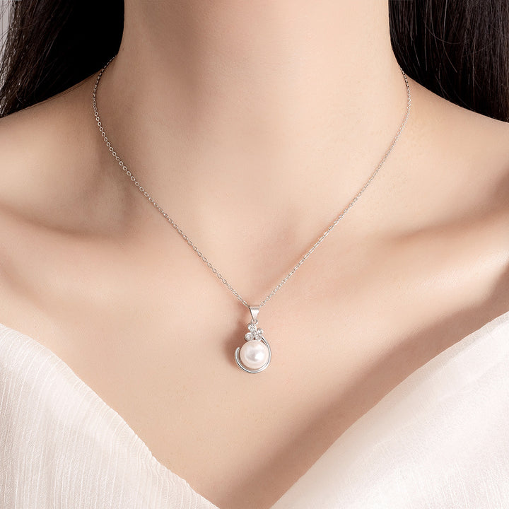 Les boucles d'oreilles de collier de perles simples conviennent aux femmes