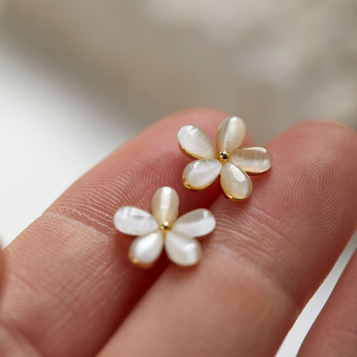 Brincos de cravo de flores pequenas de opala simples