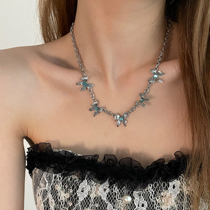 Collar de mariposa de diamante azul de diseño de interés especial