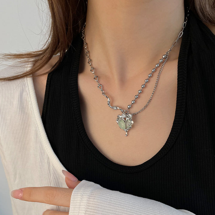 Collier d'amour liquide vert pour les femmes au style froid