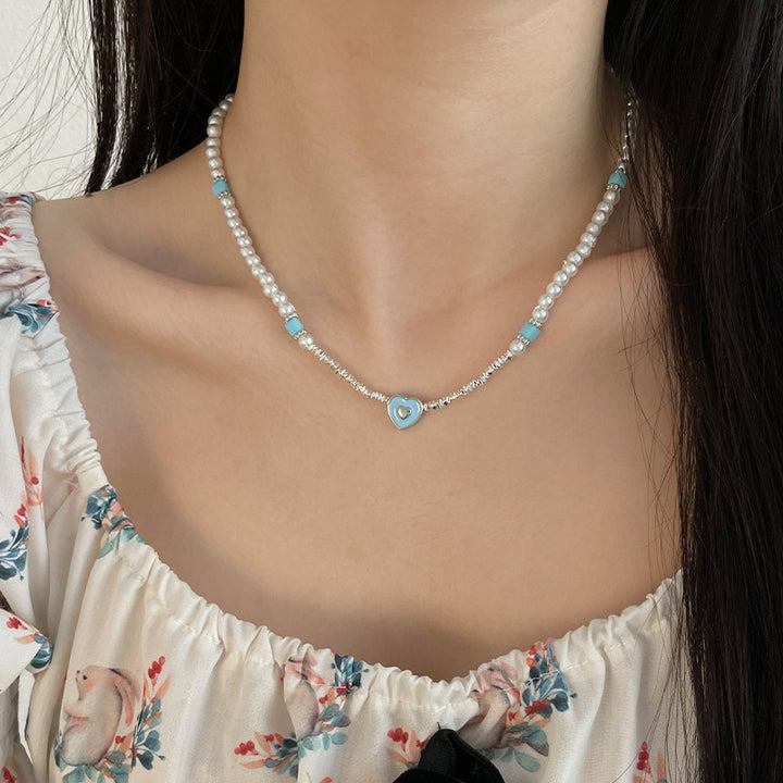 Coeur aimant bleu coudre de petits morceaux de collier de perles argentés