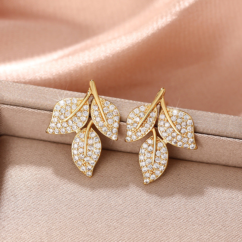 Pendientes de tachuelas de hojas de diamantes de imitación de mujeres de moda exquisita