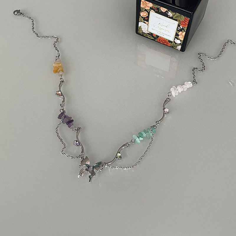 Collar de mariposa de costura de grava en color