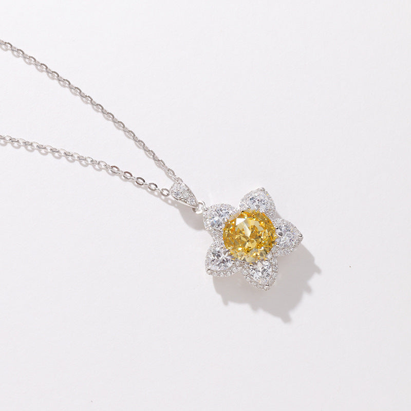 Collana tagliata a fiore di ghiaccio leggero di lusso a una stella a cinque punte del diamante giallo aggraziato