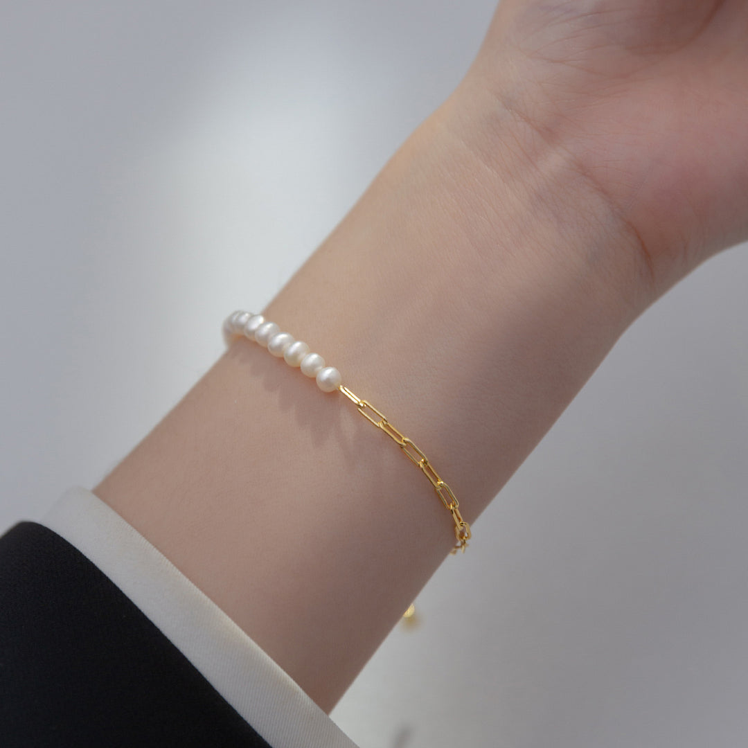 Bracelet creux du carré perlé des femmes