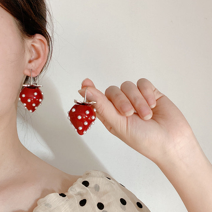 Neues übertriebenes Gesicht kleiner Tee -Serie Red Strawberry Pearl Resin Ohrringe