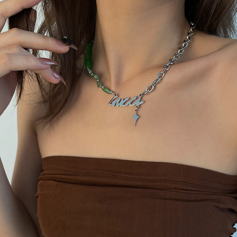 Titanium Stahlbrief Spleißen Grüne Steinkreuz Halskette Frauen leichte Luxus-Minderheit Hip Hop süße kühle nicht verblüffende Schlüsselbeinkette