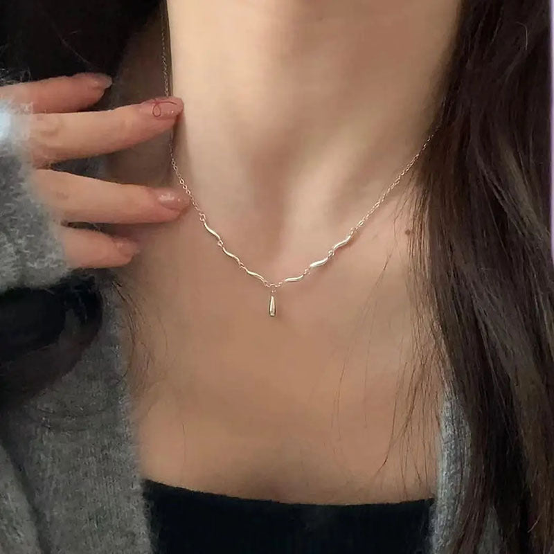 Collier d'onde à eau à eau en argent sterling pour femmes conception d'intérêt spécial