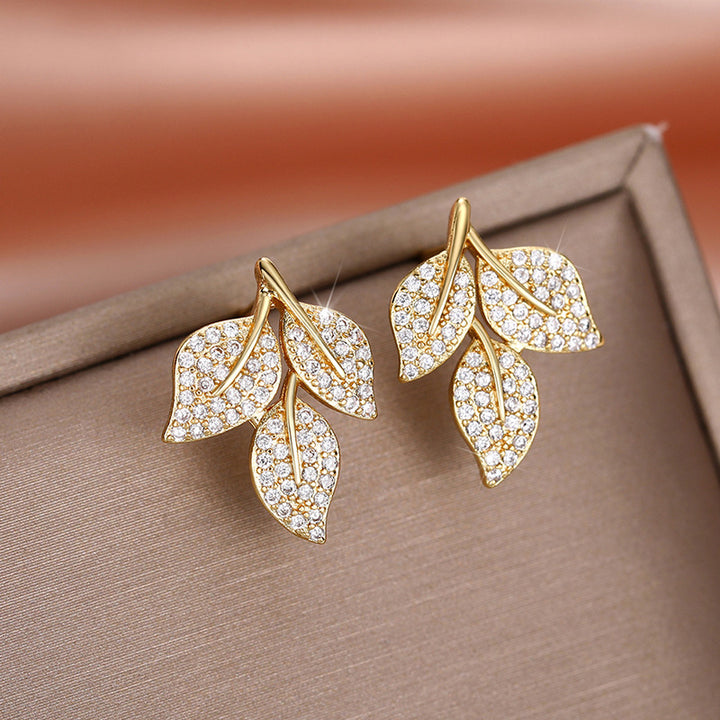 Pendientes de tachuelas de hojas de diamantes de imitación de mujeres de moda exquisita