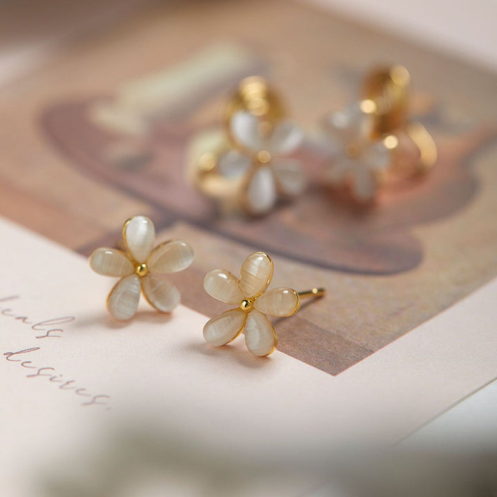 Kleine Opal -Blumenohrohrringe Mode einfach
