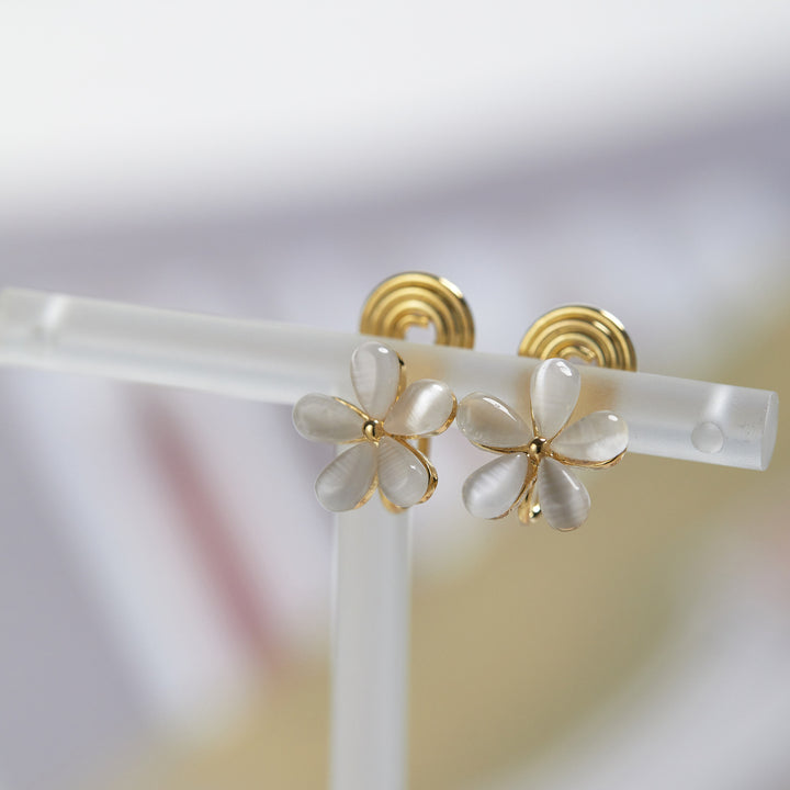 Cercei mici cu flori opal, modă simplă