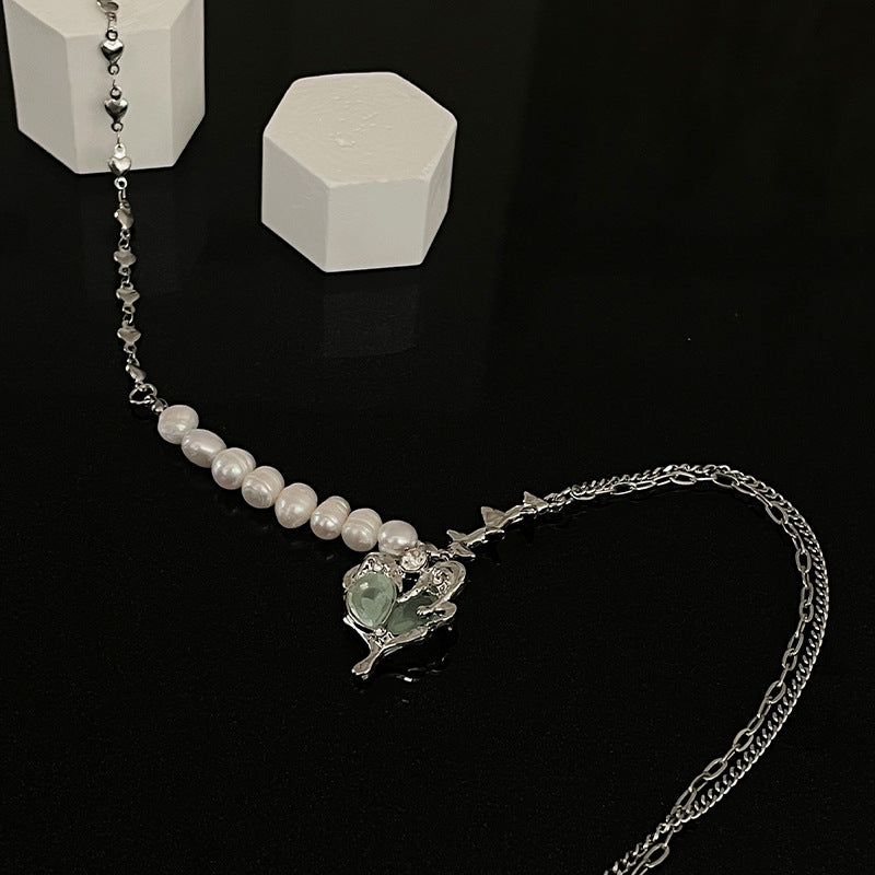 Collier de perles d'eau douce et de coeur vert
