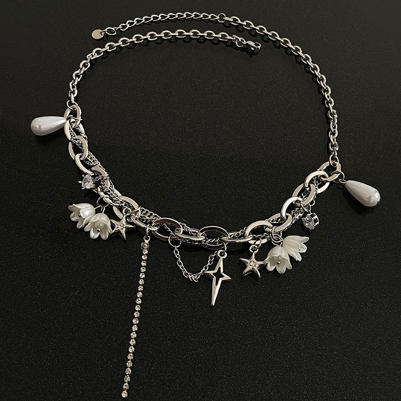 Collar de borla de perlas de costura de flores blancas