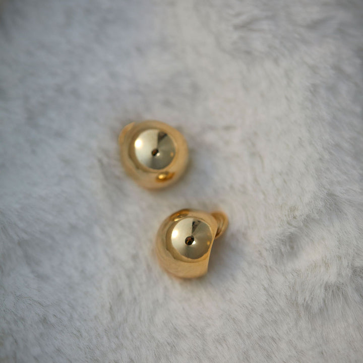Pendientes de tachuelas de bola dorada Sentido de diseño de mujeres