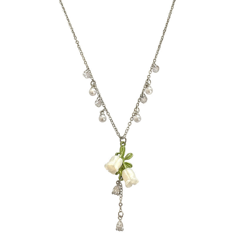 Collier de gland de perle de fleurs blanches et fraîches doux