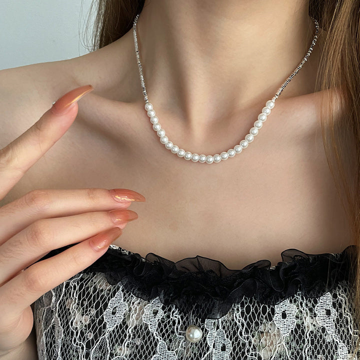 Pequeños piezas de collar de perlas de costura plateada con cuentas