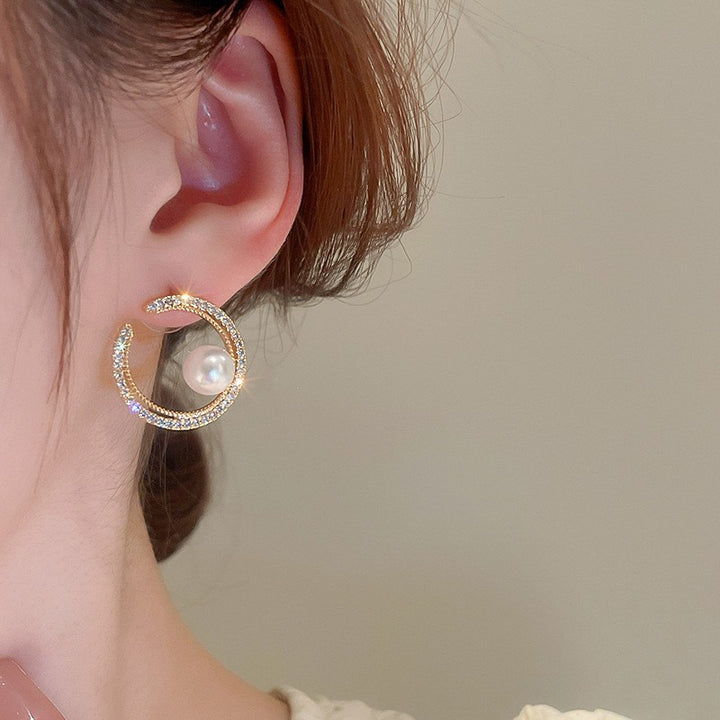Diseño de nicho de perla pernos de oreja de diamantes brillantes