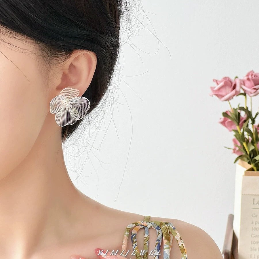 Clip de orejas de flores grandes de plata exagerada para mujeres