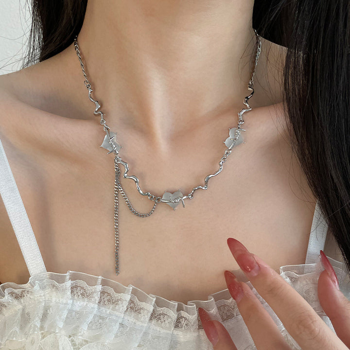 Weiße herzförmige Dornenquasten Halskette für Frauen leichter Luxus