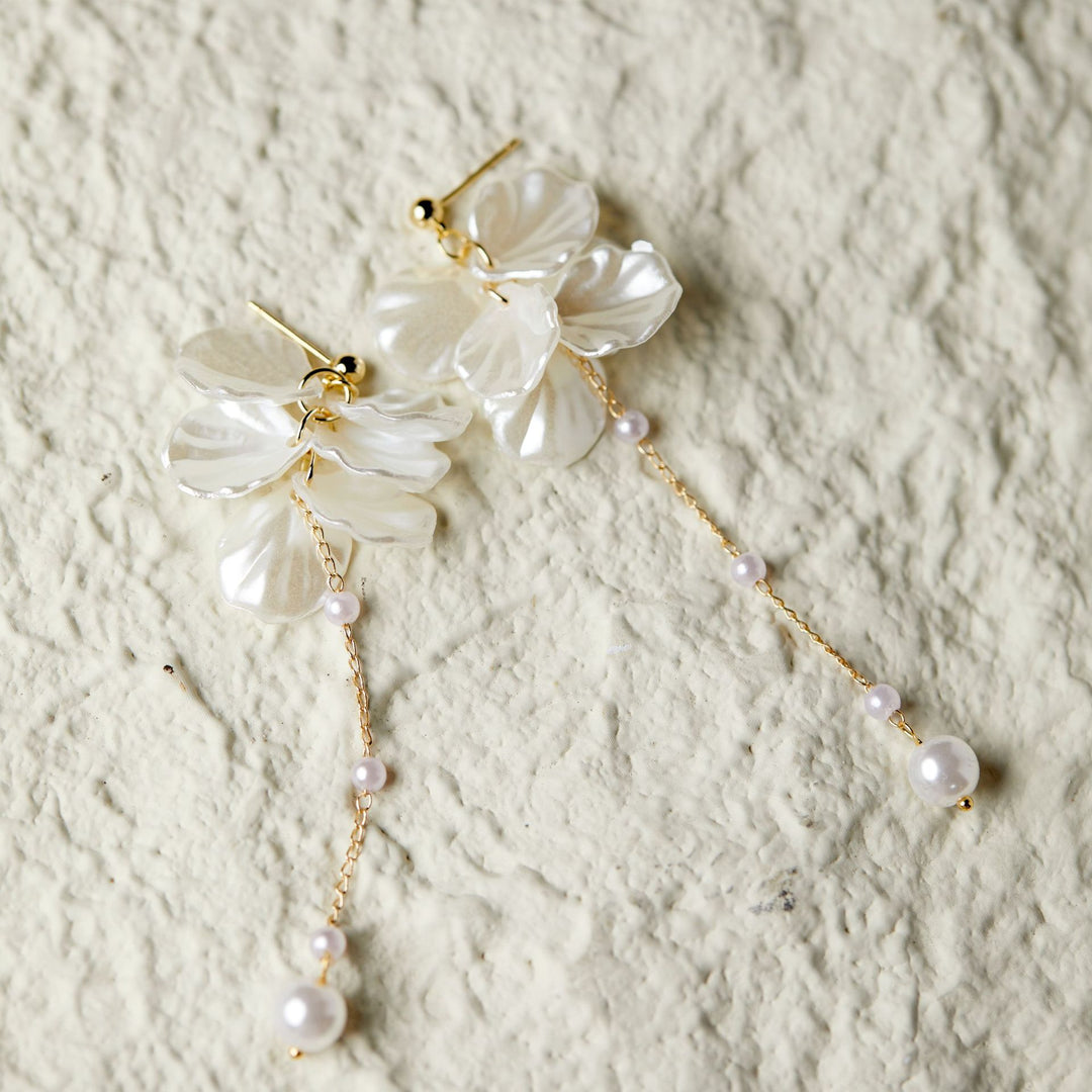 Weißer Blütenblatt Langes Quasten rundes Gesicht weiblicher Stollenohrringe
