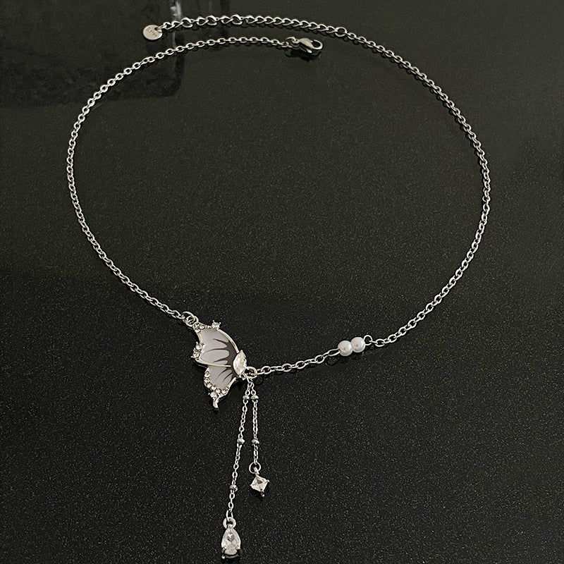 Collar de perlas de costura de borla de mariposa gris