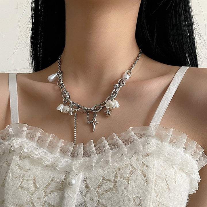 Collar de borla de perlas de costura de flores blancas