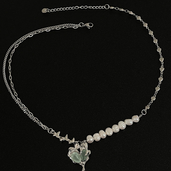 Collier de perles d'eau douce et de coeur vert