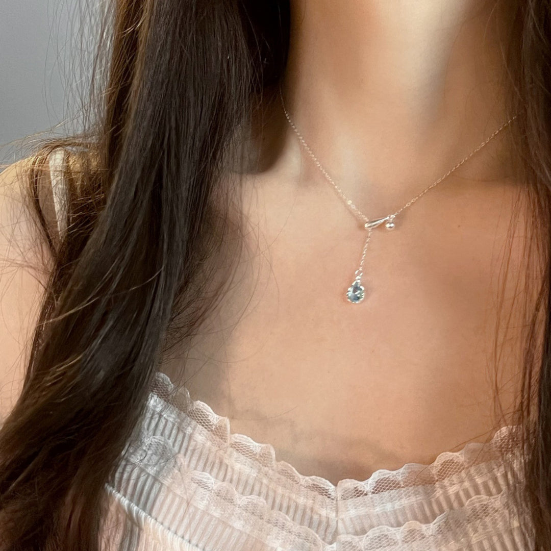 Une goutte de larmes collier pendentif à l'eau bleue pour les femmes