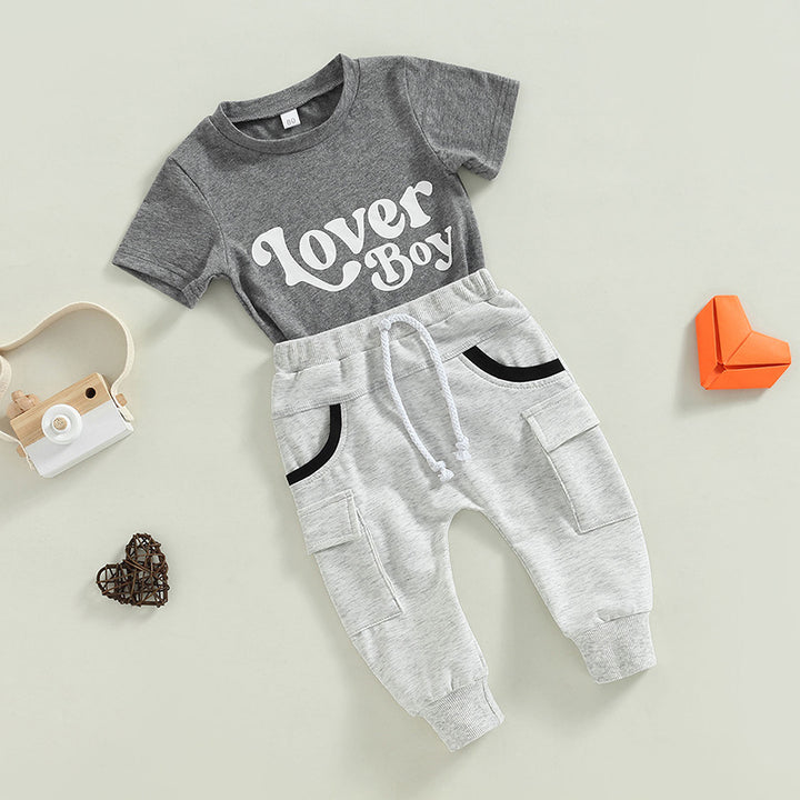مجموعة ملابس صيفية رمادية للأطفال الرضع بأكمام قصيرة وطبعة مونوغرام