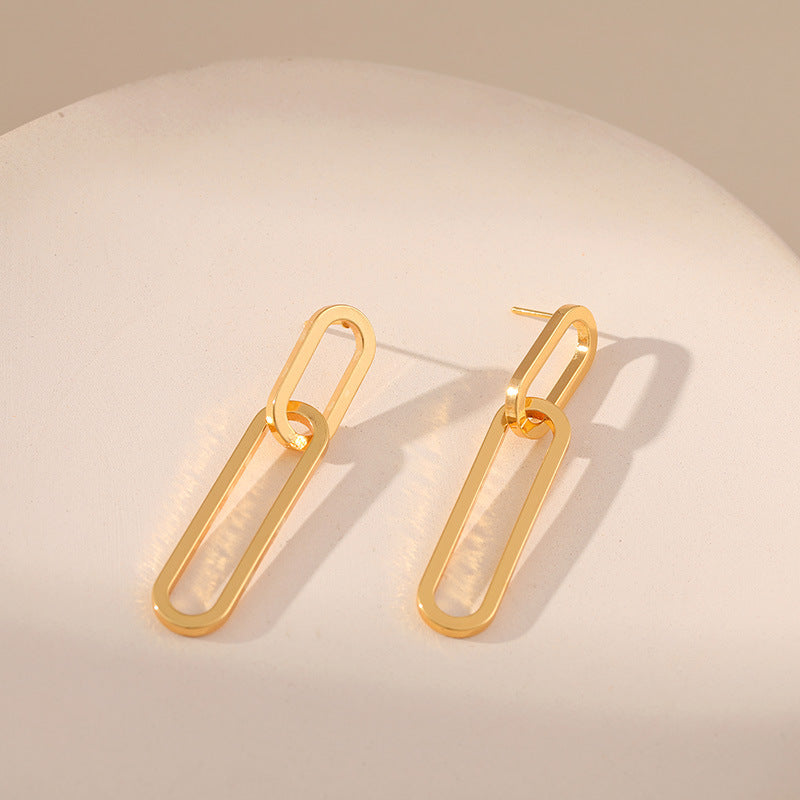 Lange und einfache Clip -Ohrringe von Frauen