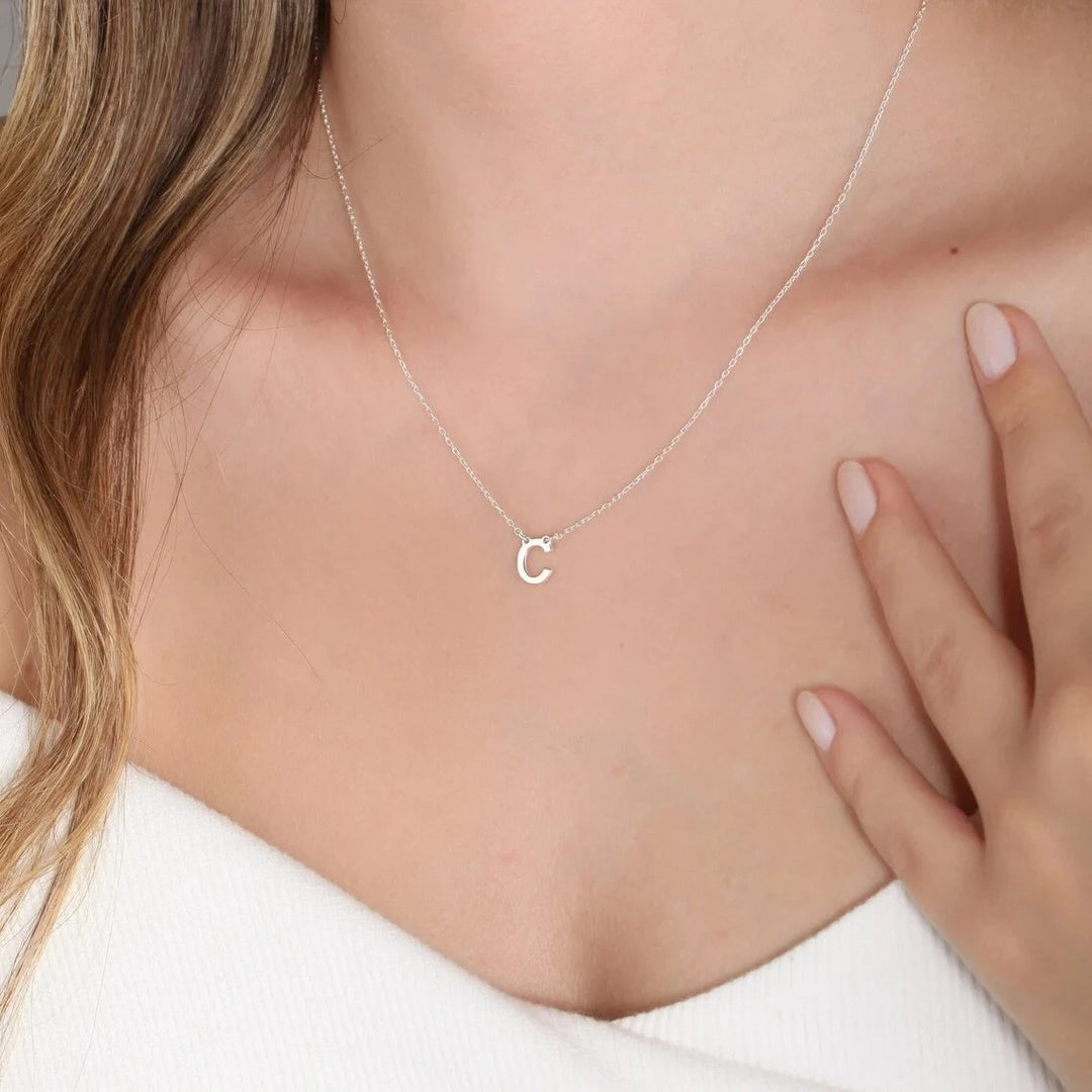 Collier de 26 lettres mode simple en acier inoxydable L'or ne s'est pas s'estompé