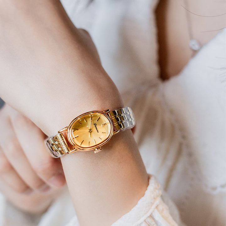 Femmes ovales de montres en acier à l'ancienne