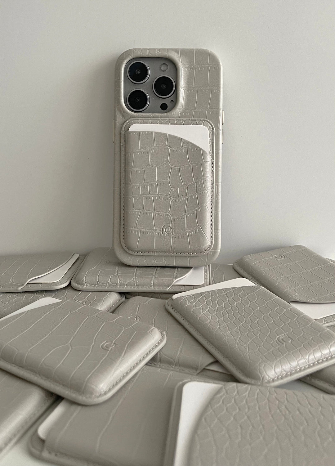 Caja de teléfono de cuero estampado con gris crema
