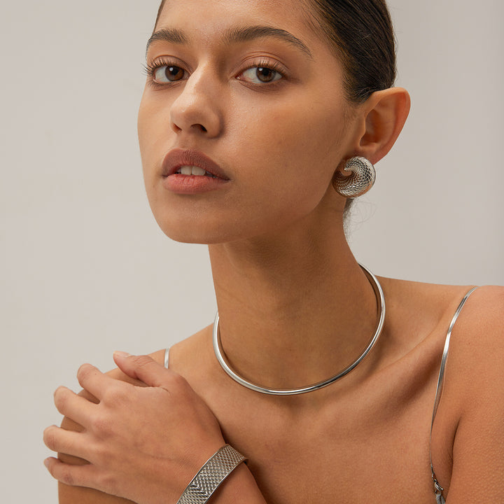 Hochprofile einfache Retro-inspirierte Liebe Halskette weibliche Vakuumbeschichtung einfacher glänzender Kragenhalsring